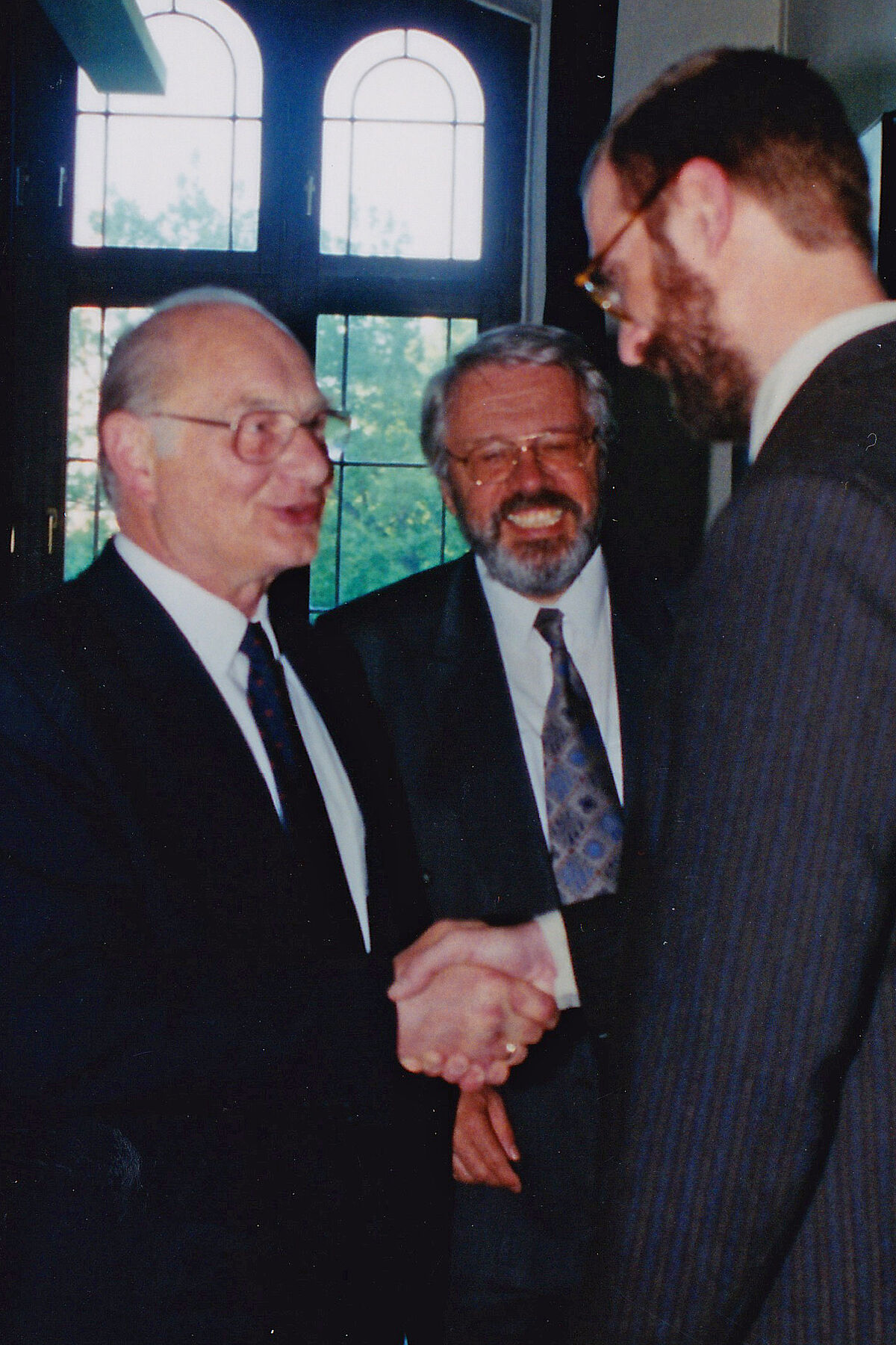 E. Libbert und Dekan G. Wildenhain gratulieren Martin Hagemann zur erfolgreichen Habilitation im Juni 1997. Heute ist sein Schüler, Prof. Martin Hagemann, sein 2. Nachfolger auf dem Lehrstuhl für Pflanzenphysiologie am IfBio (Foto: privat). E. Libbert und Dekan G. Wildenhain gratulieren Martin Hagemann zur erfolgreichen Habilitation im Juni 1997. Heute ist sein Schüler, Prof. Martin Hagemann, sein 2. Nachfolger auf dem Lehrstuhl für Pflanzenphysiologie am IfBio (Foto: privat).